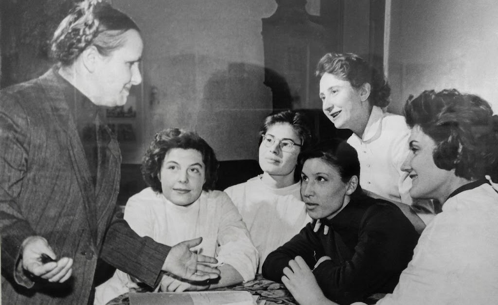 Декан Е.А. Абакумова беседует со студентами-стоматологами (1961).jpg