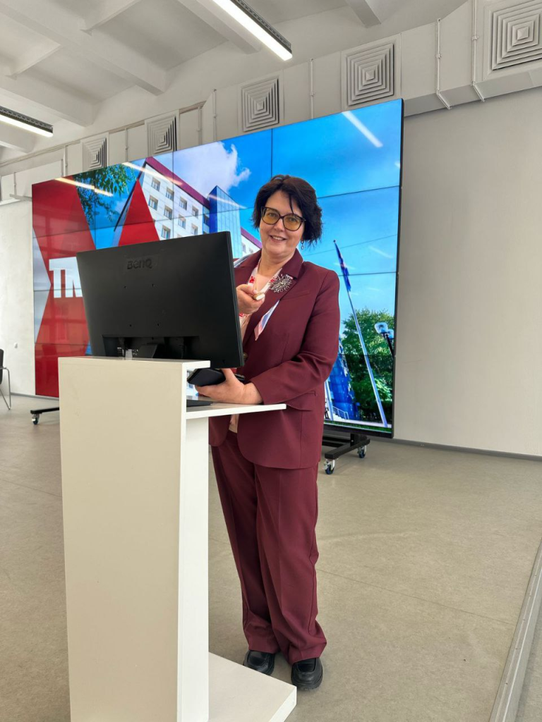 Ирина Николаевна в процессе ответа на вопросы по докладу
