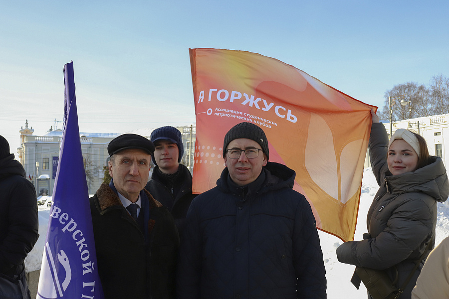 Представители ТвГМУ возложили цветы к братской могиле советских воинов в День защитника Отечества