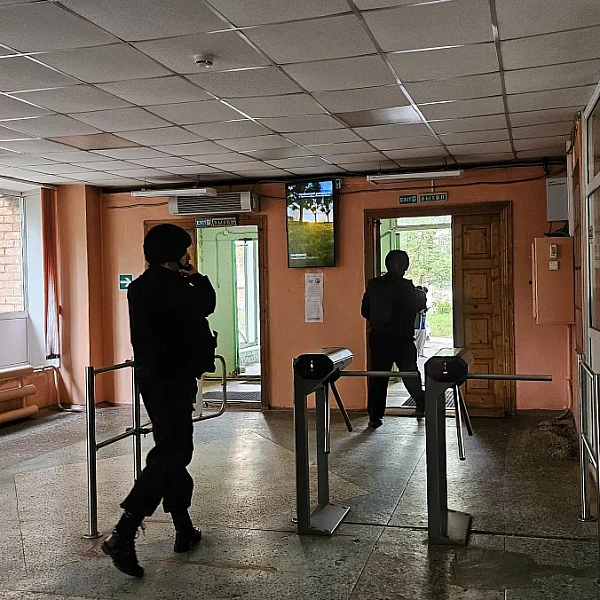 24 июля в Общежитии №3 была проведена тактико-специальная тренировка по действиям в случае угрозы совершения террористического акта в форме обнаружения «взрывоопасного предмета» в здании - фото 8