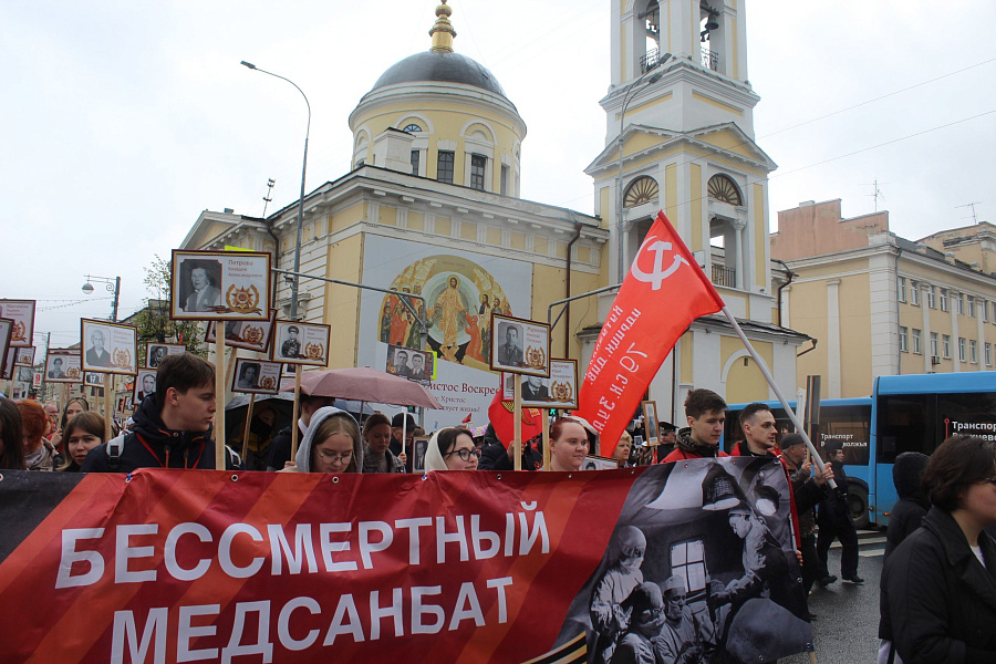 "Бессмертный медсанбат" ТвГМУ прошел по улицам Твери "Бессмертный медсанбат" ТвГМУ прошел по улицам Твери