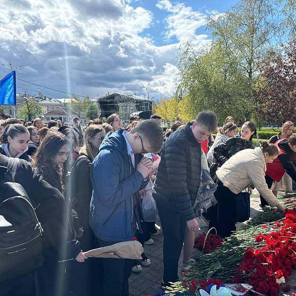 Студенты, гимназисты и сотрудники ТвГМУ возложили цветы к Обелиску Победы  - фото 3
