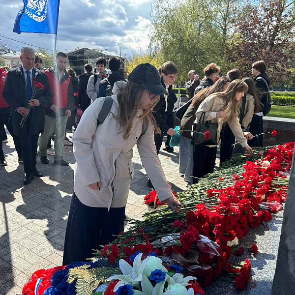Студенты, гимназисты и сотрудники ТвГМУ возложили цветы к Обелиску Победы  - фото 1