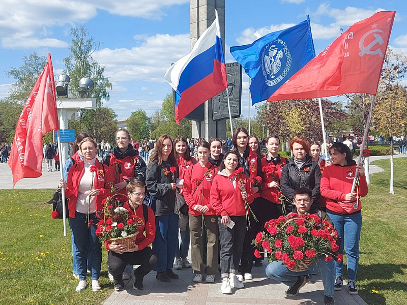 Волонтеры-медики Тверского ГМУ возложили цветы к Обелиску Победы Волонтеры-медики Тверского ГМУ возложили цветы к Обелиску Победы