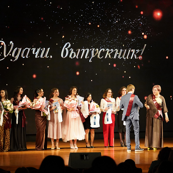 5 золотых и 5 серебряных медалей! В гимназии ТвГМУ вручили аттестаты - фото 9