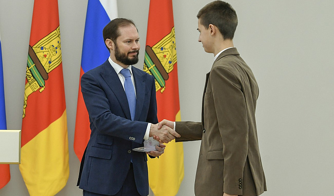 Гимназист ТвГМУ Иосиф Степанов получил паспорт из рук губернатора в День герба и флага Тверской области