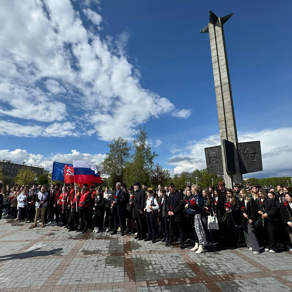 Студенты, гимназисты и сотрудники ТвГМУ возложили цветы к Обелиску Победы  - фото 2