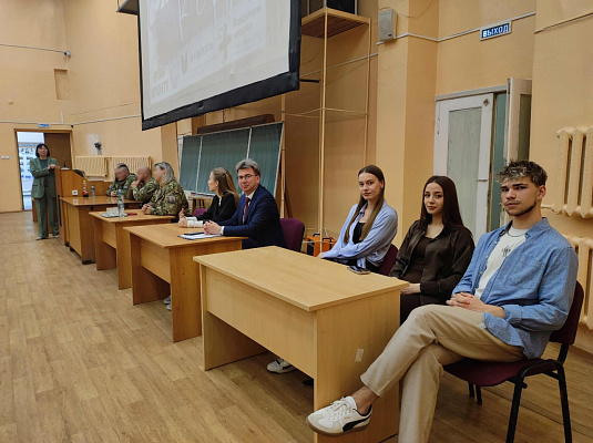От сердца к сердцу: встреча сотрудников и студентов, активистов патриотических движений с участниками СВО, героями России От сердца к сердцу: встреча сотрудников и студентов, активистов патриотических движений с участниками СВО, героями России
