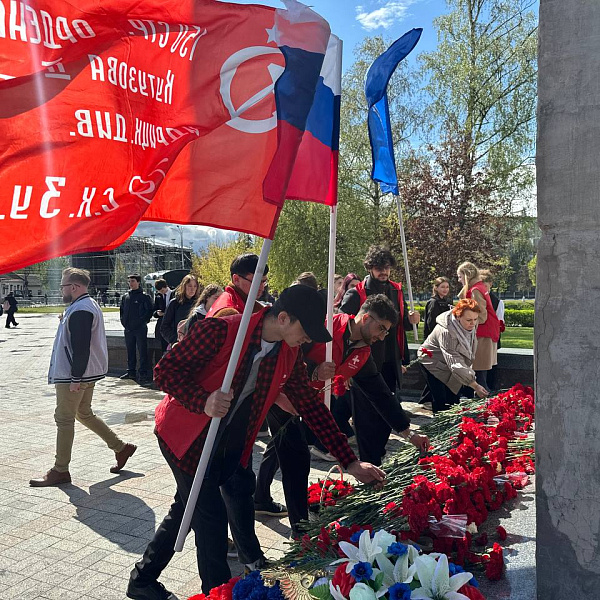 Студенты, гимназисты и сотрудники ТвГМУ возложили цветы к Обелиску Победы  - фото 4