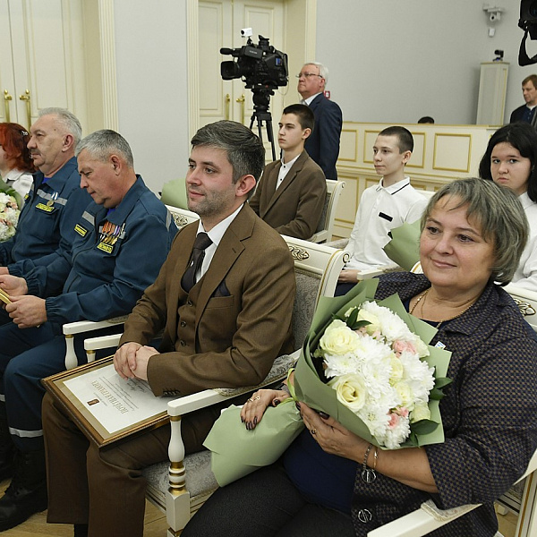 Гимназист ТвГМУ Иосиф Степанов получил паспорт из рук губернатора в День герба и флага Тверской области - фото 2