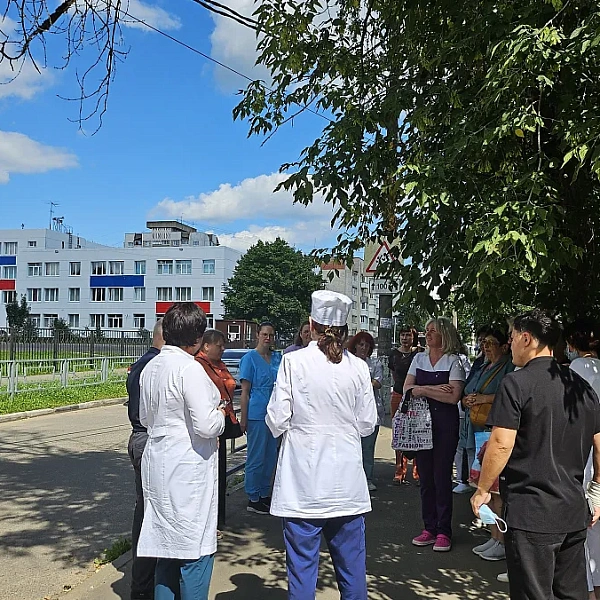 4 августа в Поликлинике была проведена тактико-специальная тренировка по действиям в случае угрозы совершения террористического акта с использованием зажигательной смеси и последующим возникновением пожара - фото 8