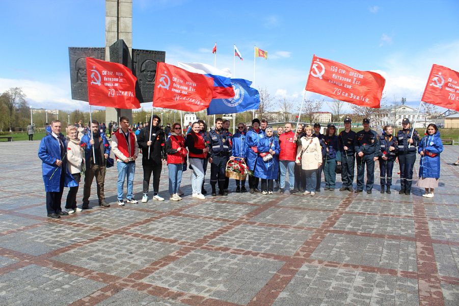 Возложение цветов к обелиску Победы в Великой Отечественной войне