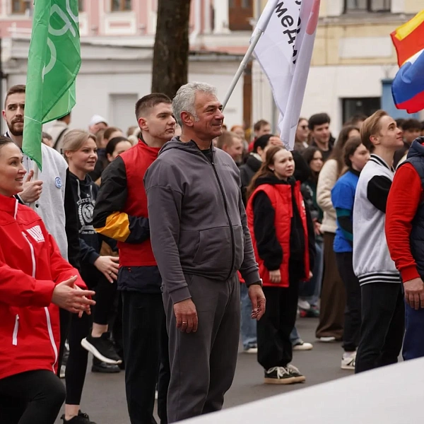 Более 300 студентов-медиков вышли на массовую зарядку - фото 1