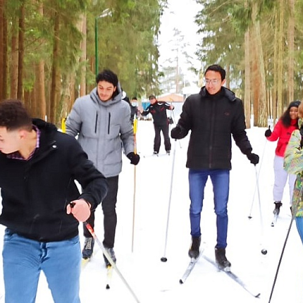 Иностранные слушатели подготовительного отделения ТвГМУ на лыжной прогулке - фото 2